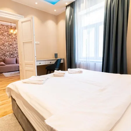 Apartamento Black Gate - Quiet In The Heart Of Old Town With Free Private Secured Parking Braşov