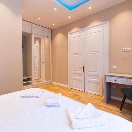 Black Gate - Quiet In The Heart Of Old Town With Free Private Secured Parking Braşov
