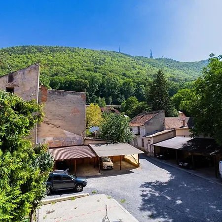 Апартаменты Black Gate - Quiet In The Heart Of Old Town With Free Private Secured Parking Брашов