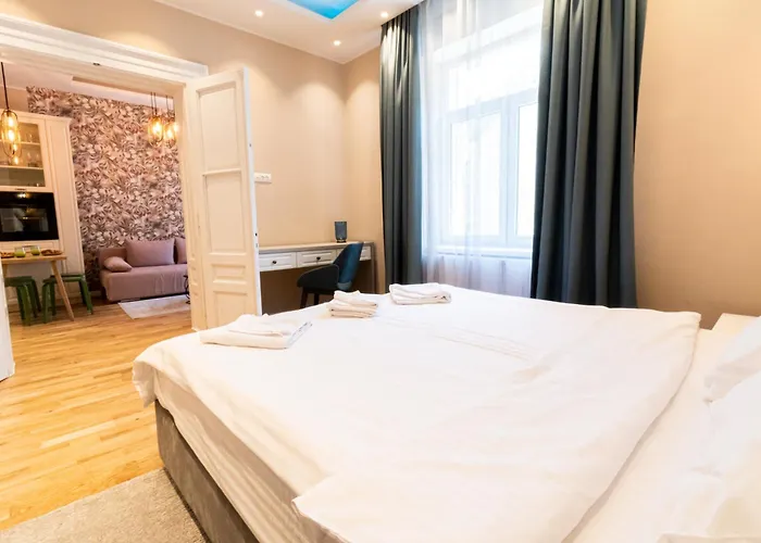 Apartment Black Gate - Quiet In The Heart Of Old Town With Free Private Secured Parking Brasov
