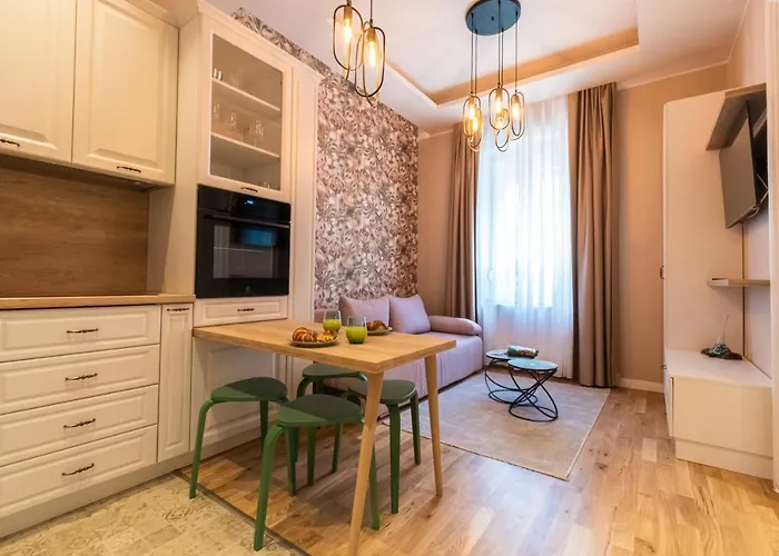 Black Gate - Quiet In The Heart Of Old Town With Free Private Secured Parking Brasov