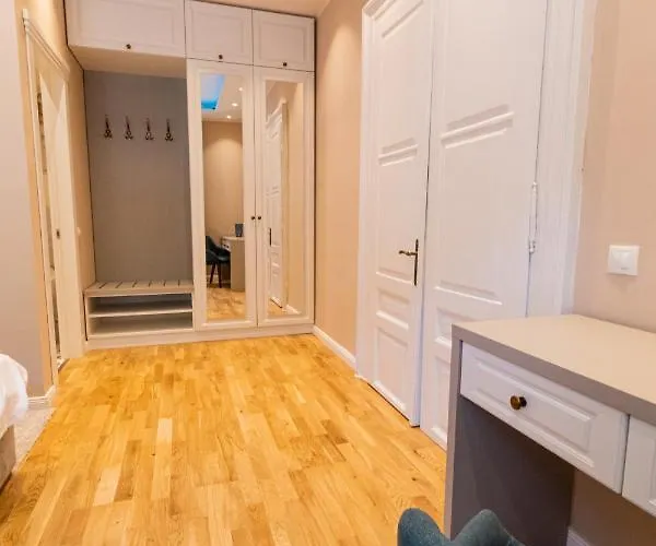 Black Gate - Quiet In The Heart Of Old Town With Free Private Secured Parking Apartment *