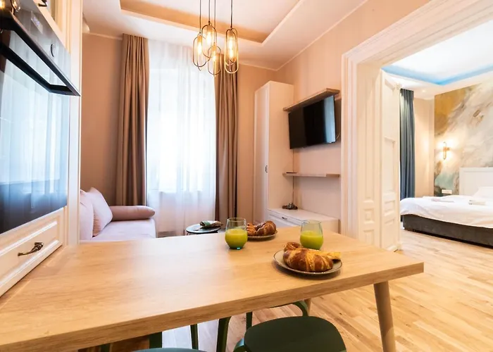 Apartment Black Gate - Quiet In The Heart Of Old Town With Free Private Secured Parking