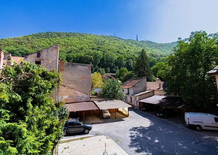 Apartment Black Gate - Quiet In The Heart Of Old Town With Free Private Secured Parking Brasov